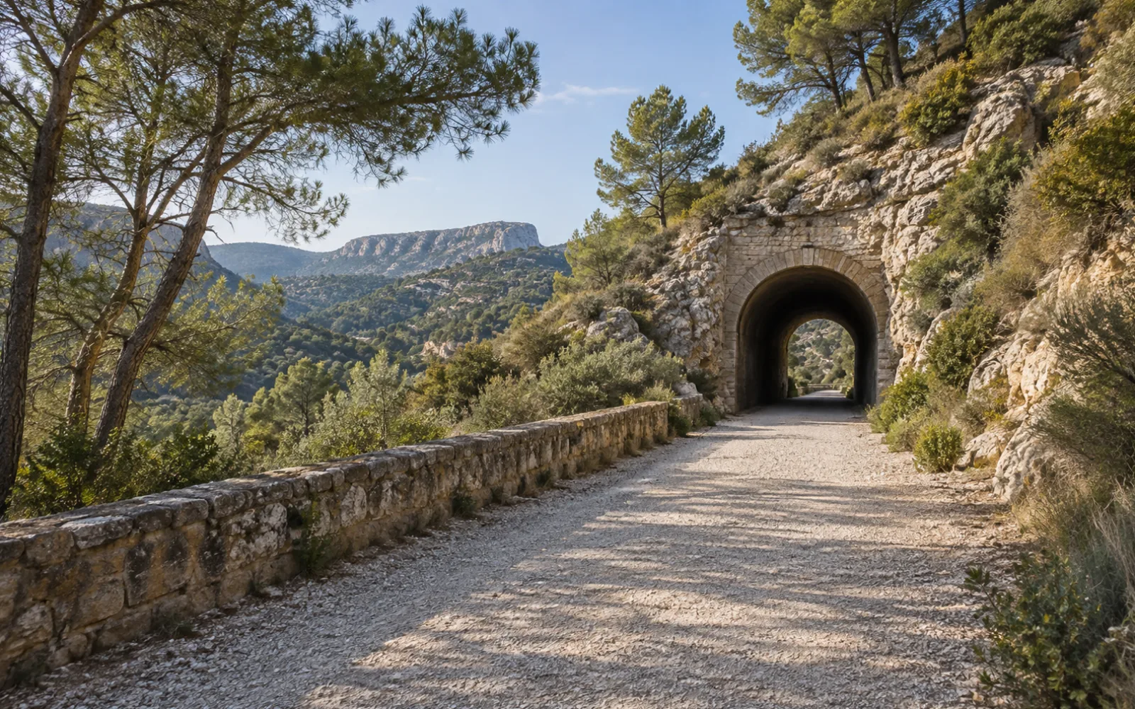 Antiguo trazado ferroviario entre sierras — recreación visual con IA, no es un lugar concreto
