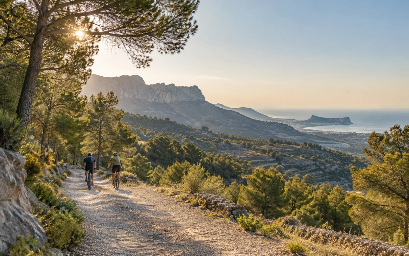 Ciclistas de montaña por una pista mediterránea — recreación visual con IA, no es un lugar concreto