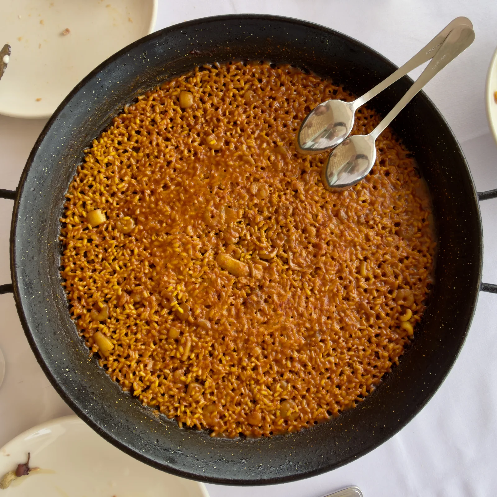 Arroz a banda servido en una paella sobre una mesa, visto desde arriba