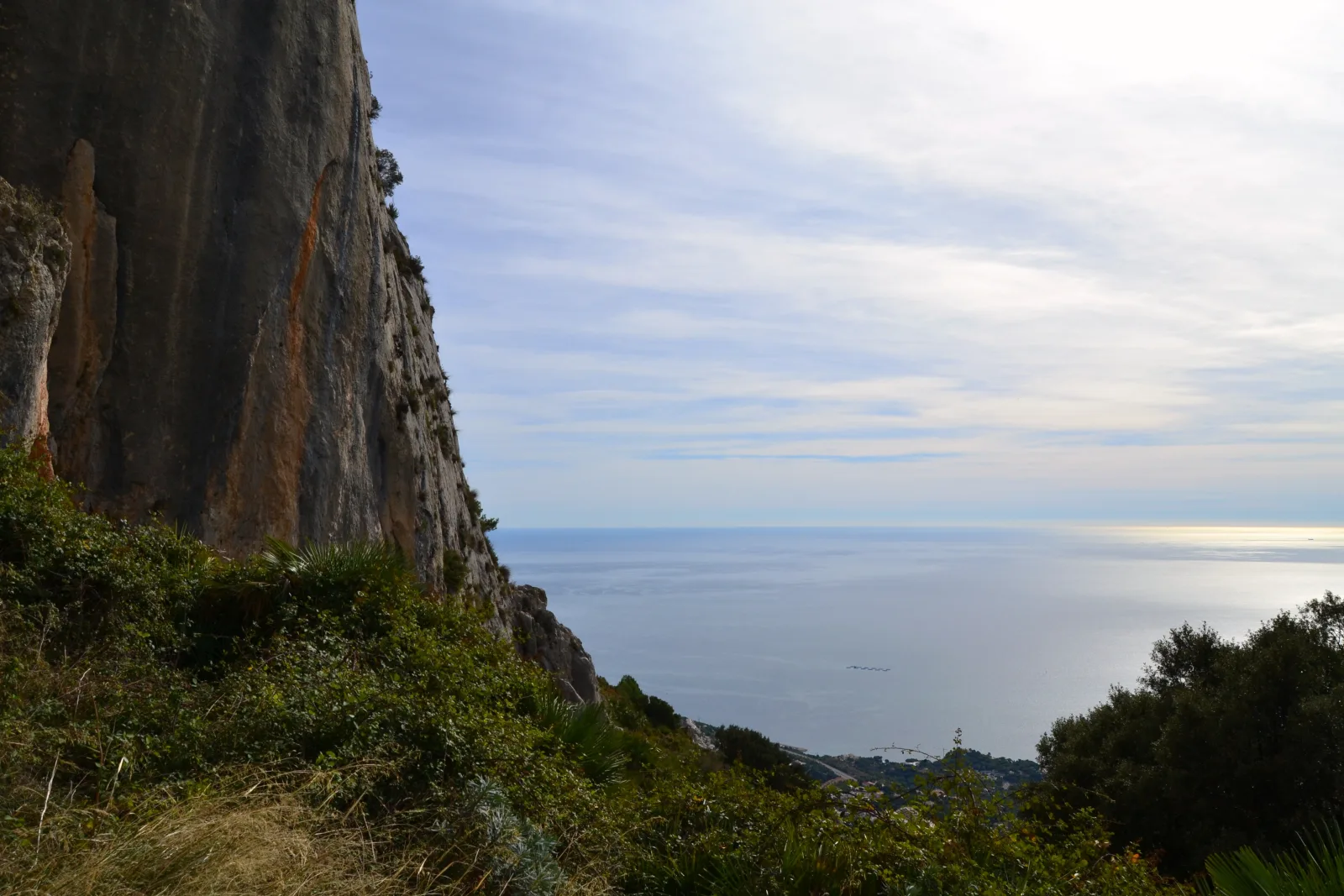 Pared de roca de Bèrnia junto a una vista del mar Mediterráneo desde la salida del Forat