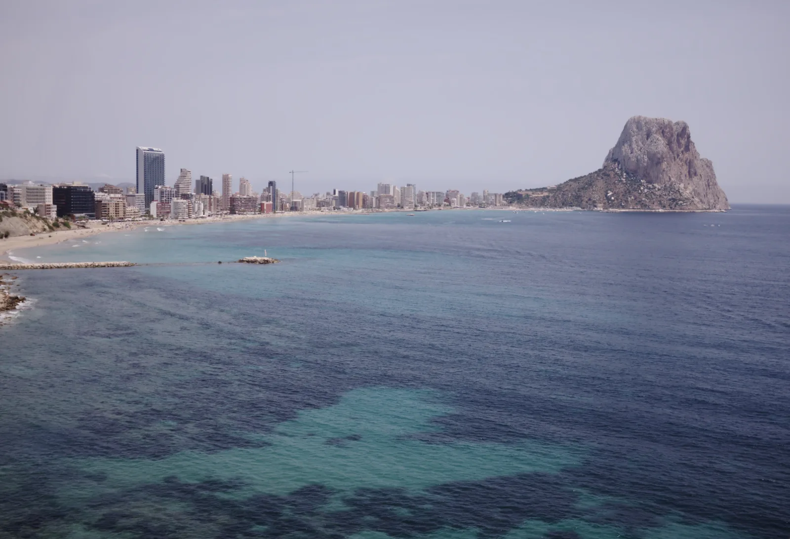 Bahía de Calp con la playa, edificios frente al mar y el Penyal d’Ifac al fondo