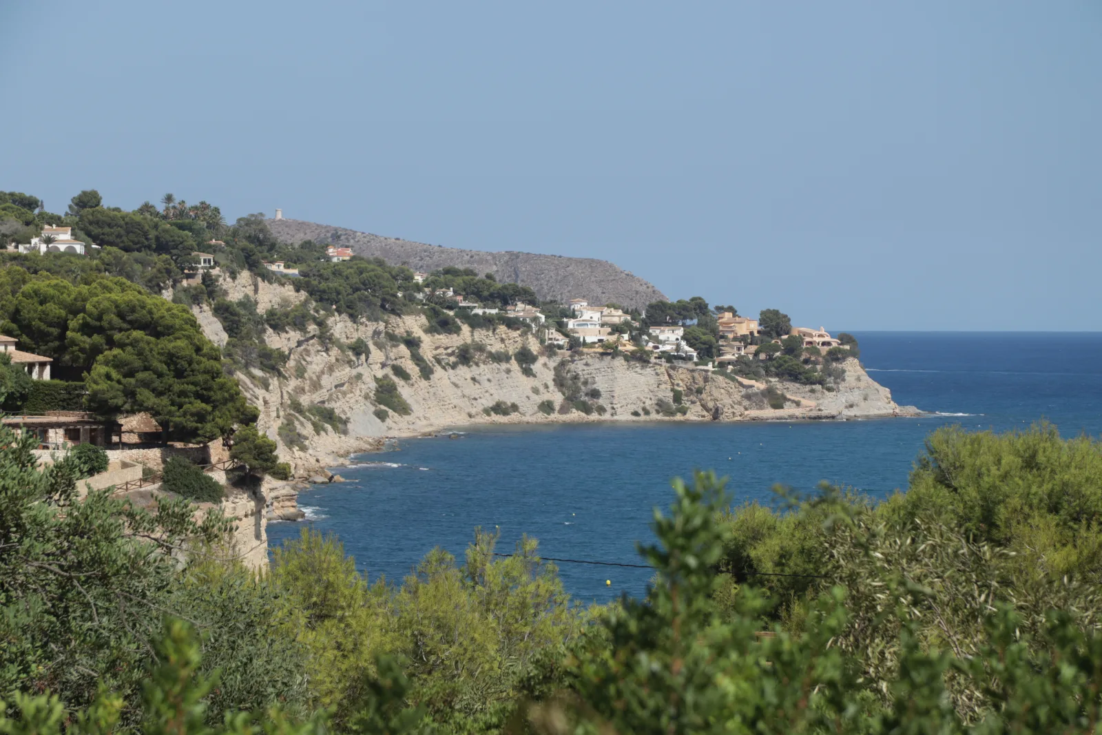 Costa rocosa de Benissa y cala del Baladrar, con pinos y el mar al fondo