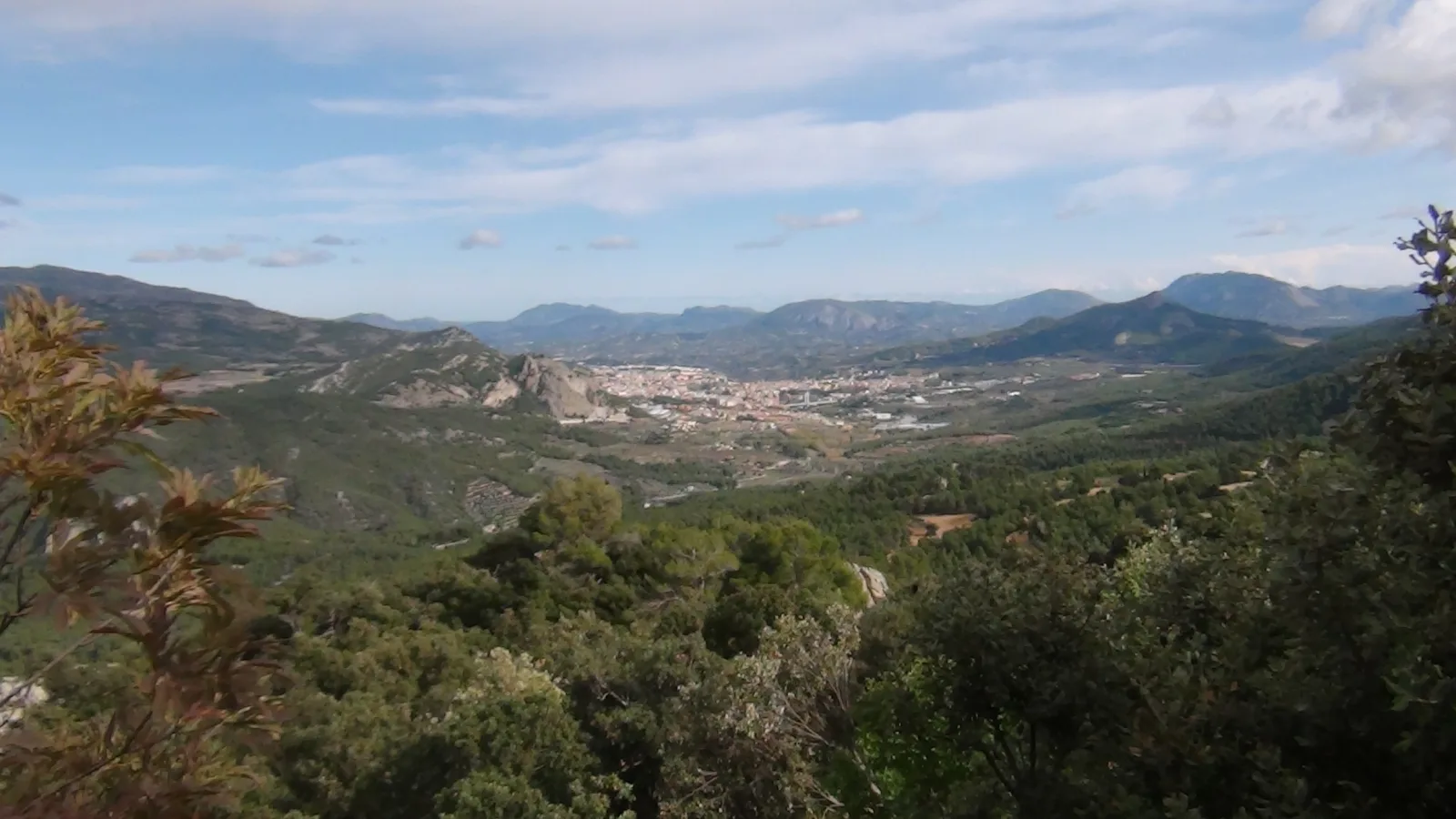 Laderas arboladas y valle de Alcoy vistos desde el entorno de la Font Roja