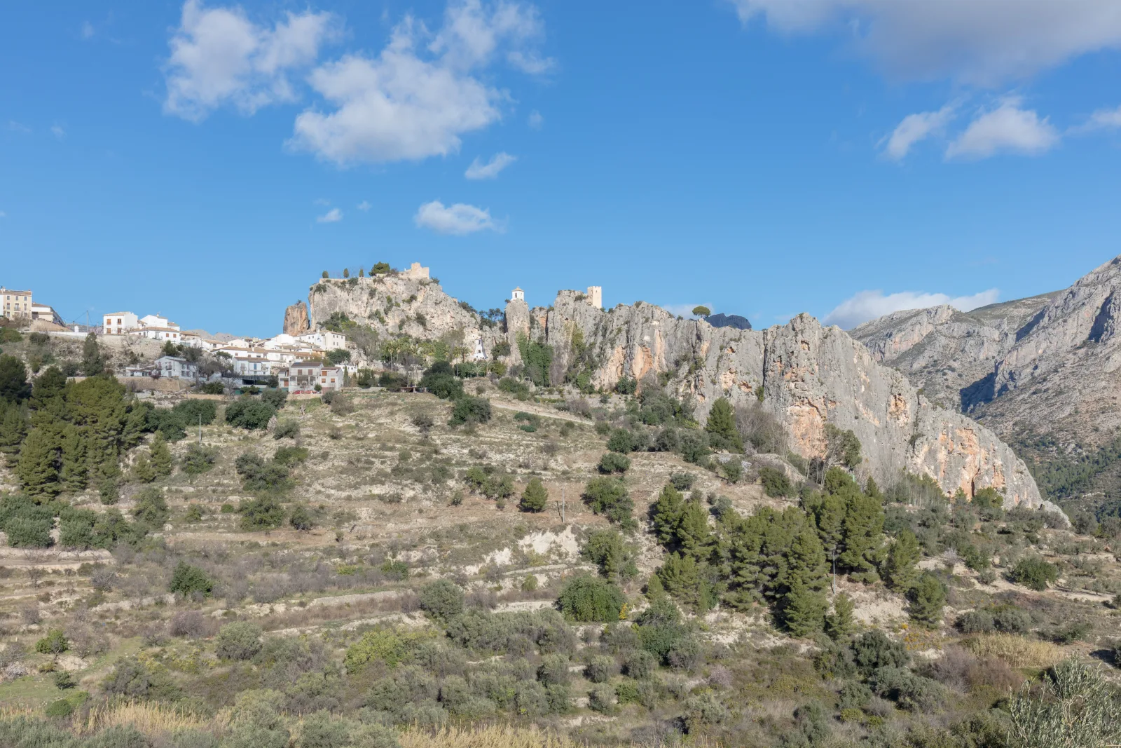 Guadalest sobre un promontorio rocoso, con casas y castillo rodeados de montañas