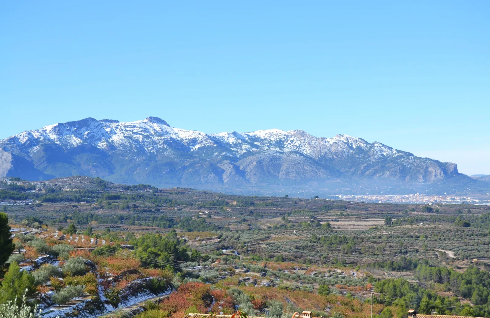 Serra de Mariola nevada sobre un paisaje de campos y pequeños núcleos de población