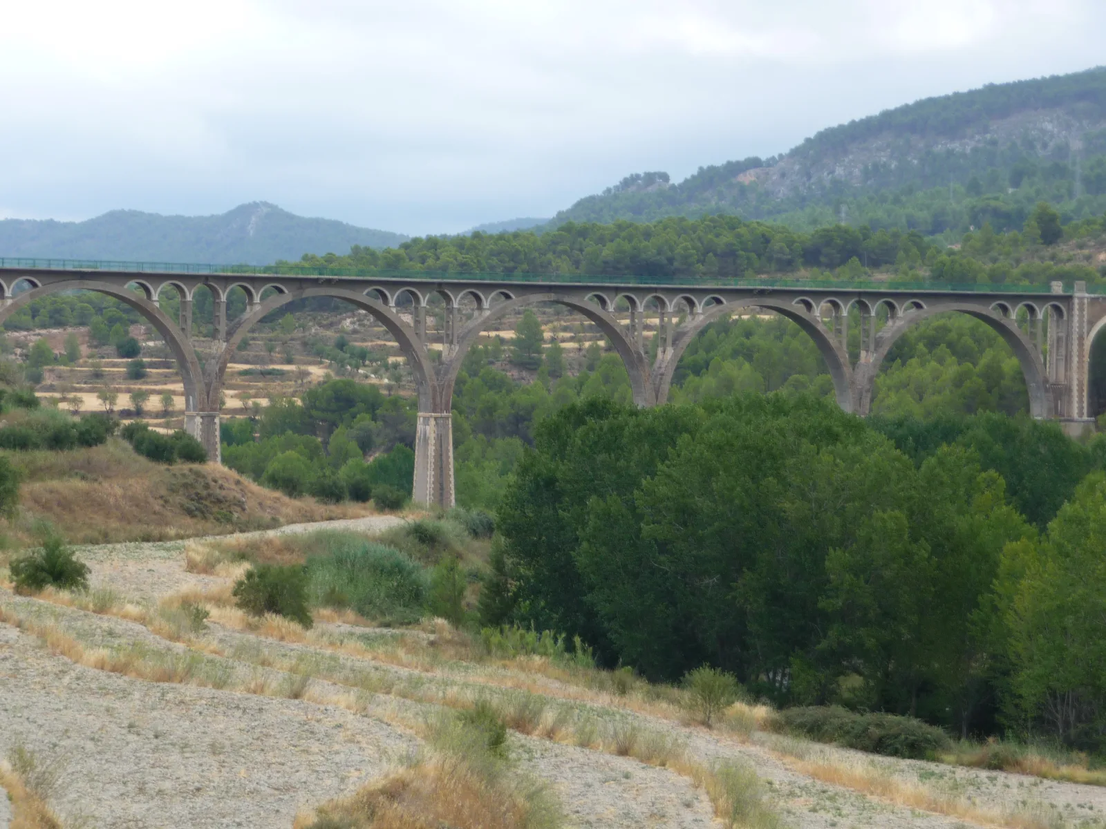 Arcos del Pont de les Set Llunes sobre un barranco arbolado de Alcoy