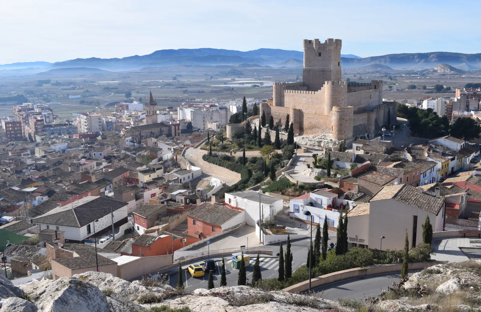 Castillo de la Atalaya sobre el casco urbano de Villena, visto desde una ladera